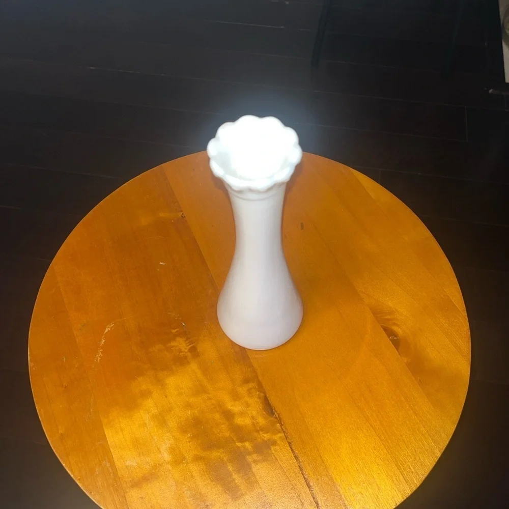 White milk glass smooth pattern bud vase vintage